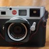 Etui Luxecase en cuir noir avec piqûres rouges pour Leica M8/M9